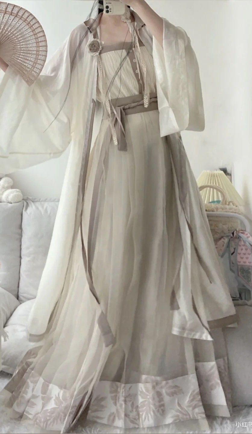 A Little Girl in Ming-Style Hanfu with Cloud-Inspired Yijian 云肩) A Little Girl in Ming-Style Hanfu with Cloud-Inspired Yijian 云肩)