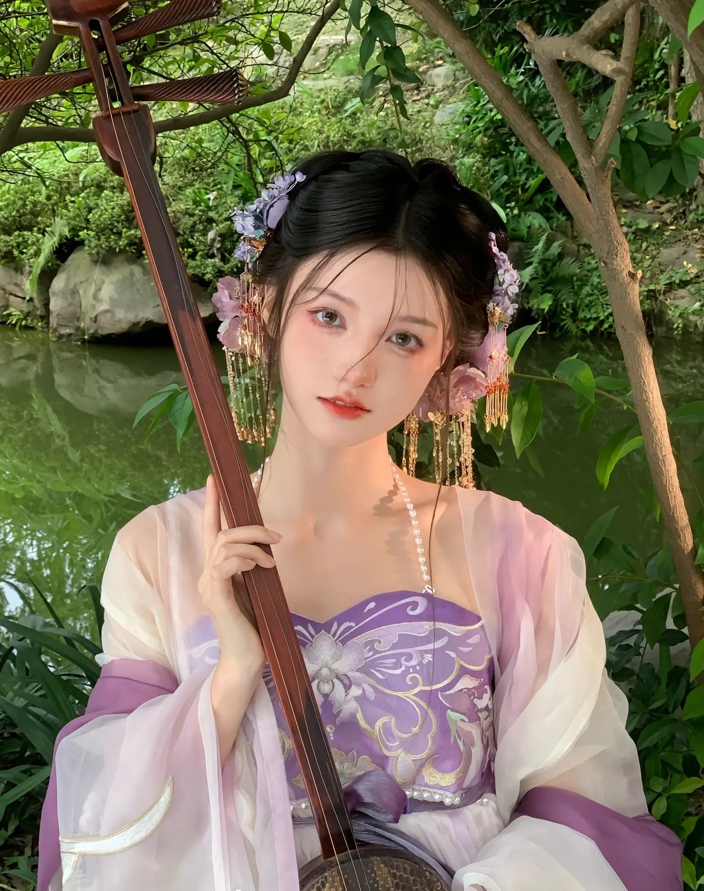 Elegant Ladies in Cheongsam Style:Embracing the Autumn and Winter Seasons