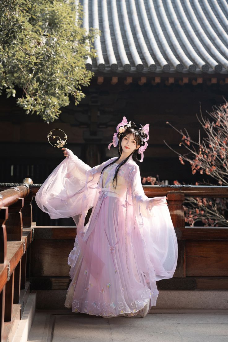 Elegant Gown Inspired by the Charm of Blazing-Edge Balloon Flower Elegant Gown Inspired by the Charm of Blazing-Edge Balloon Flower