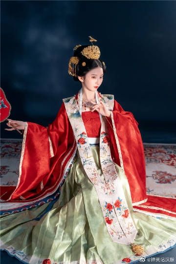 Neo-Chinese Chic:Embracing the Cool Refinement of Modern Qipao with Traditional Splendor