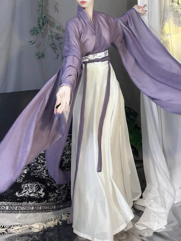 The Allure of Silk Qipao with蚕丝的细腻与真丝的魅力 The Allure of Silk Qipao with蚕丝的细腻与真丝的魅力