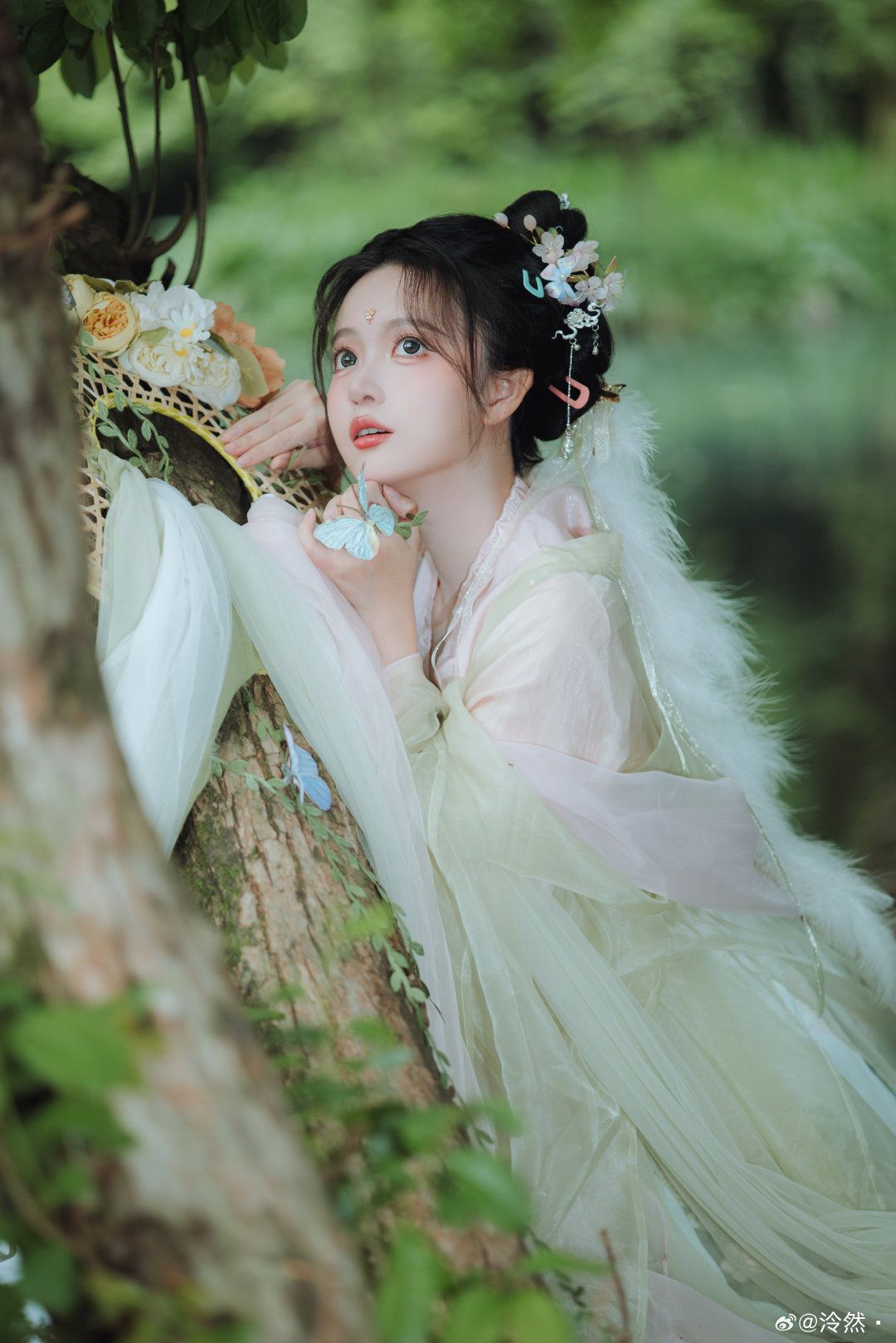 Ancient Charm in Modern Times:A Girl Childs Guzheng Performance in Traditional Hanfu Costume Ancient Charm in Modern Times:A Girl Childs Guzheng Performance in Traditional Hanfu Costume