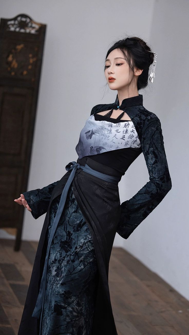 The Charm of a Horseface Skirt with a Black Base Top The Charm of a Horseface Skirt with a Black Base Top
