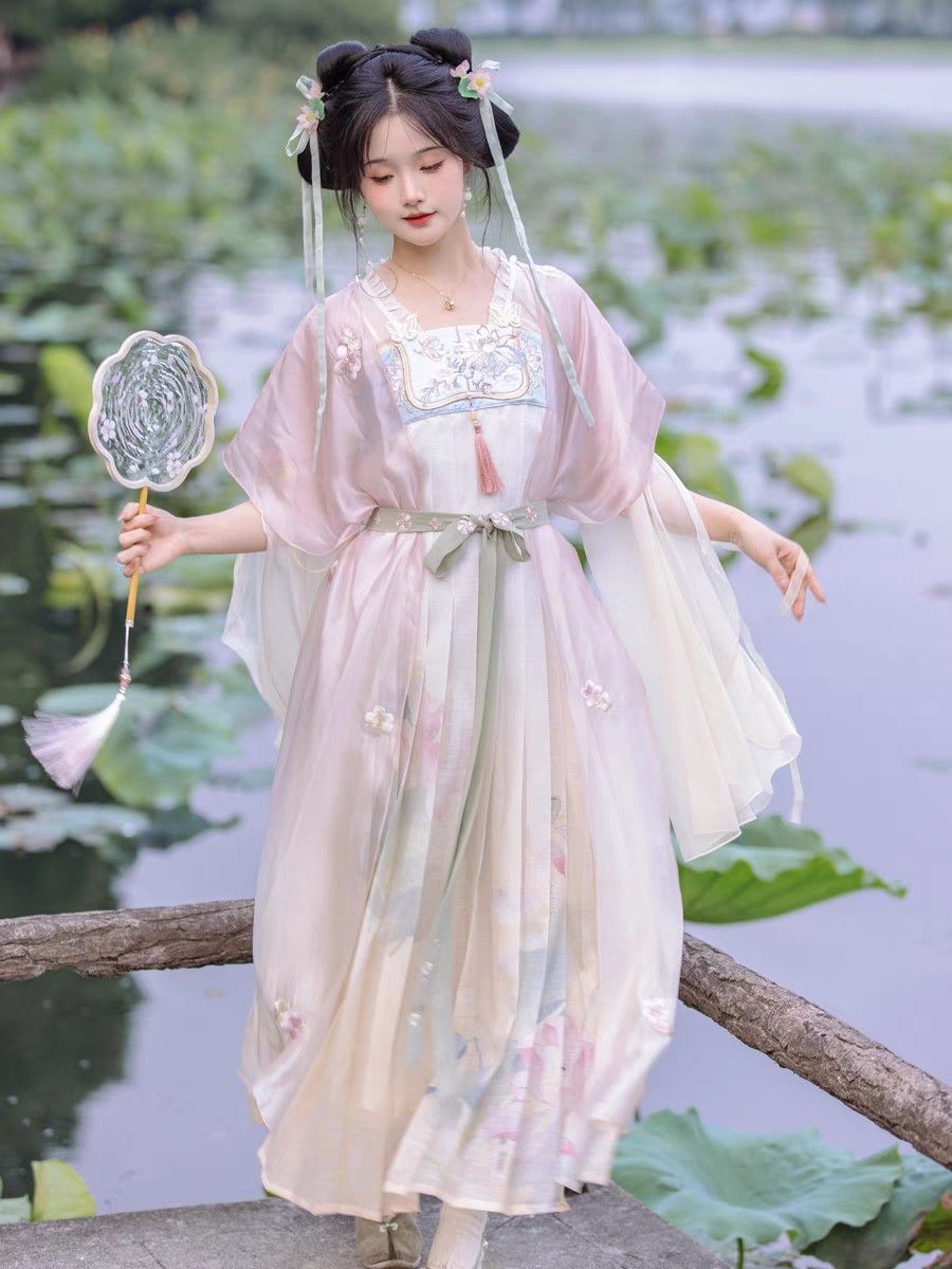 Costumes in the Eastern Han Dynasty:A Glimpse into the Fashion of Ancient China Costumes in the Eastern Han Dynasty:A Glimpse into the Fashion of Ancient China