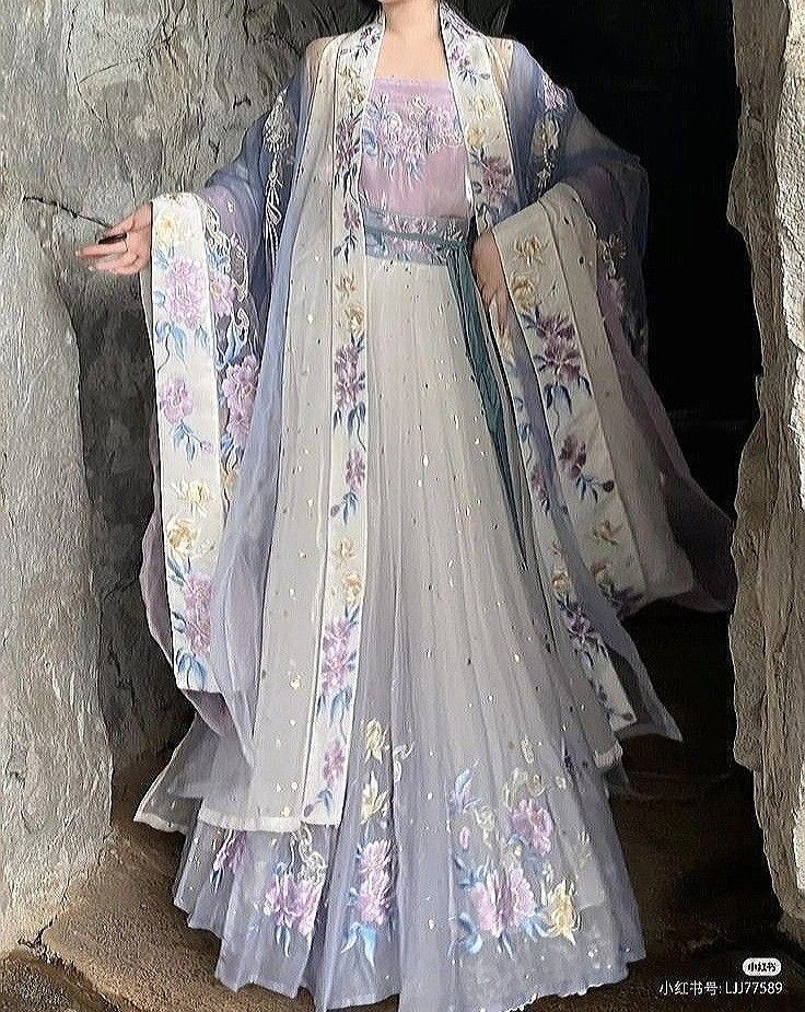 The Ethereal Beauty of Hanfu:烟雨台s Enchanting Cultural Tapestry The Ethereal Beauty of Hanfu:烟雨台s Enchanting Cultural Tapestry