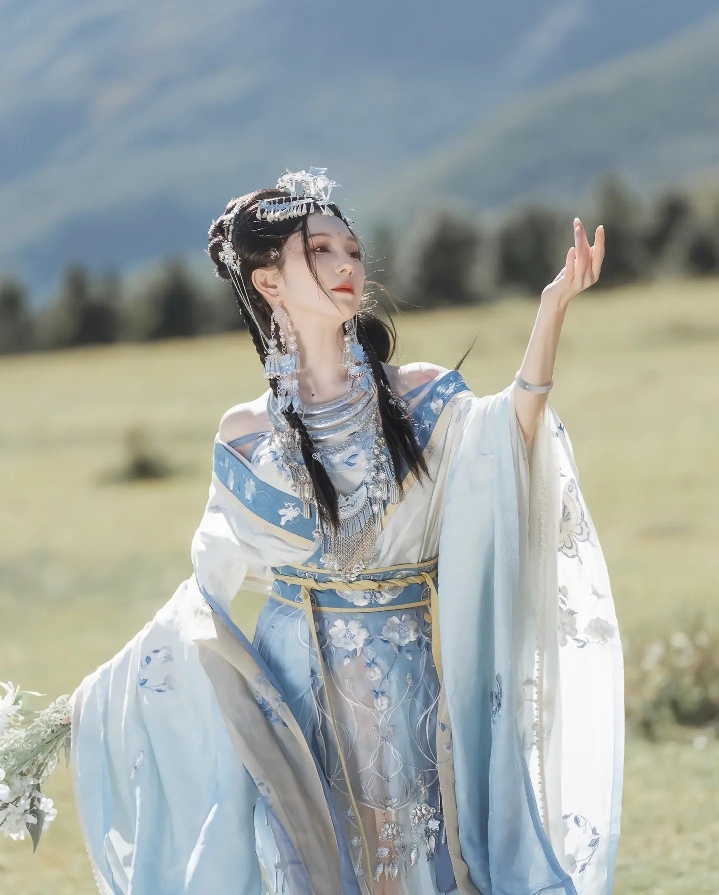 The Radiance of the Full Moon in Traditional Hanfu Fashion The Radiance of the Full Moon in Traditional Hanfu Fashion
