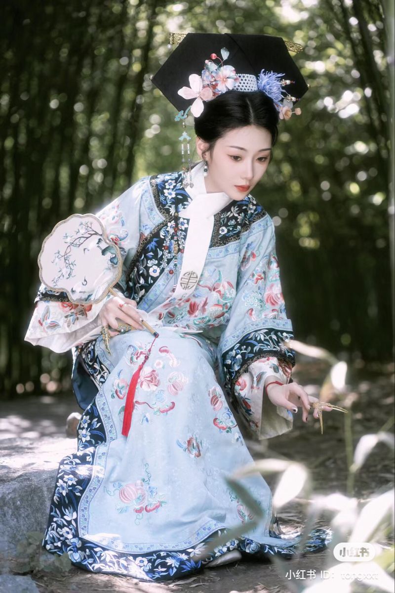 Vintage Shanghais Noblewomen in Cheongsam Elegance Vintage Shanghais Noblewomen in Cheongsam Elegance
