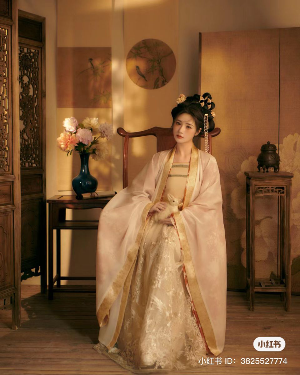 Lotus Bloom Qipao:The Elegance of a Traditional Chinese Dress