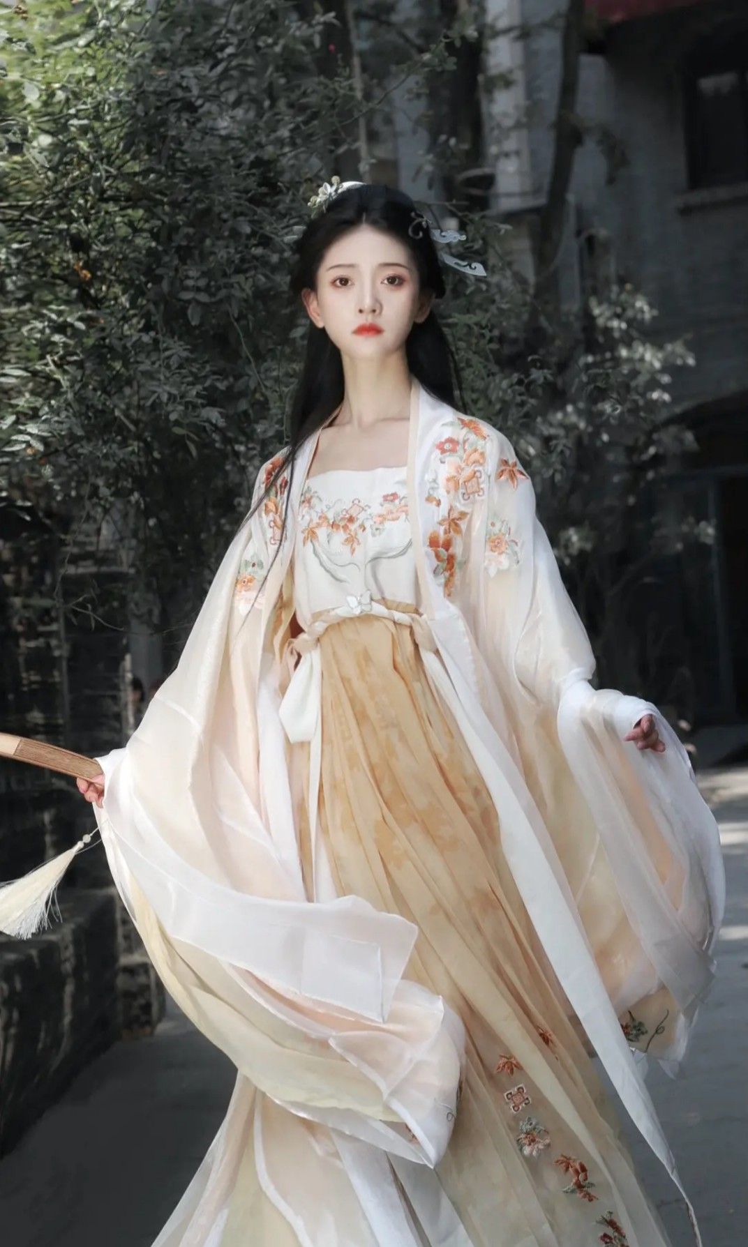 Embracing the New Chinese Style:Qipao Women in Summer Fashion
