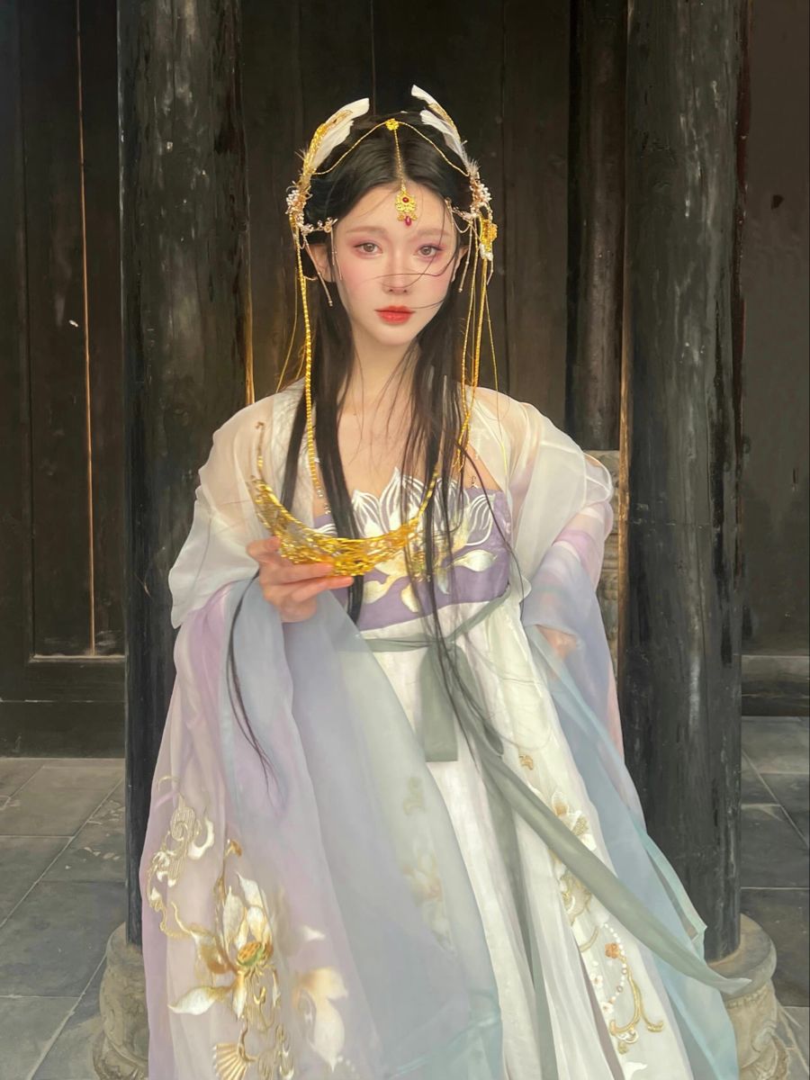The Youthful Charm of Un-opened Cheongsam:A Trend in Modern Fashion The Youthful Charm of Un-opened Cheongsam:A Trend in Modern Fashion