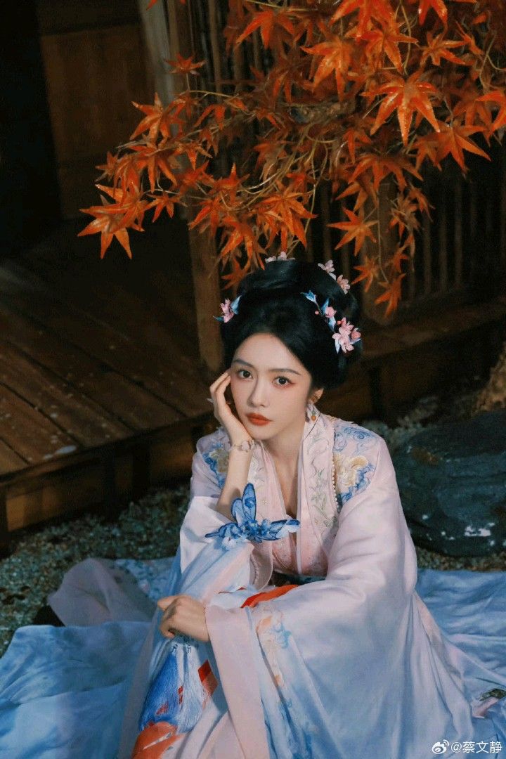 The Red Cheongsam and Shawl:A Symbol of Cultural Heritage and Elegance The Red Cheongsam and Shawl:A Symbol of Cultural Heritage and Elegance