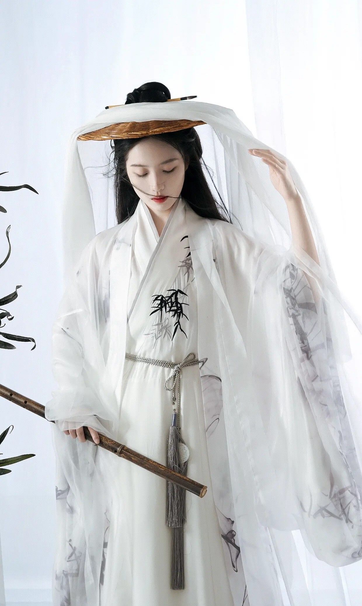 The Splendor of Hanfu:The Elegant Cheongsam with Flared Sleeves and Waist-Length Design