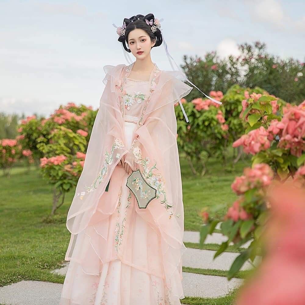 The Elegance of a White Skirt Cheongsam:A Blend of Tradition and Modernity The Elegance of a White Skirt Cheongsam:A Blend of Tradition and Modernity
