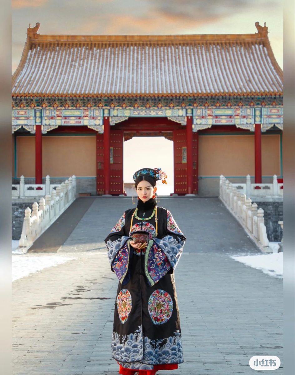 The Enchantment of Champagne-Colored High Heels with Cheongsam:A Fashionable Fusion The Enchantment of Champagne-Colored High Heels with Cheongsam:A Fashionable Fusion