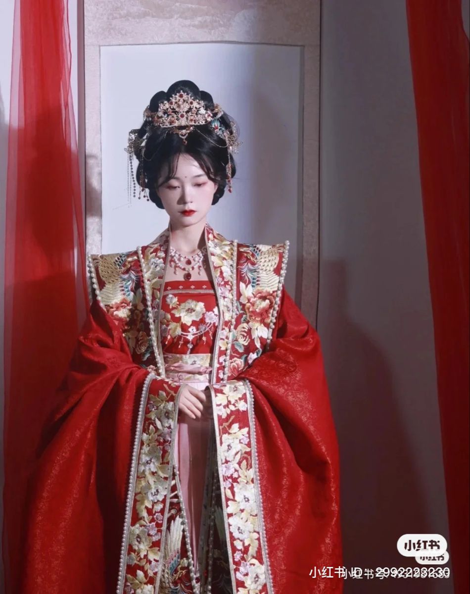 Embracing the Classics:Girls Cheongsam and Headwear Tradition Embracing the Classics:Girls Cheongsam and Headwear Tradition