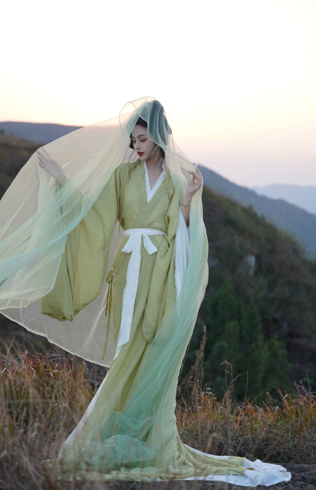 The Evolution of Waist Ornaments and Pendants in Hanfu Traditional Chinese Clothing The Evolution of Waist Ornaments and Pendants in Hanfu Traditional Chinese Clothing