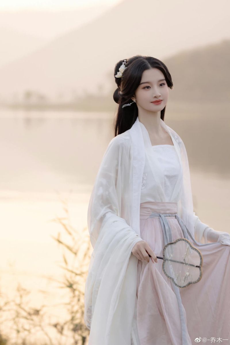 The Enchantment of Cheongsam and its Ideal Shoe Pairing The Enchantment of Cheongsam and its Ideal Shoe Pairing