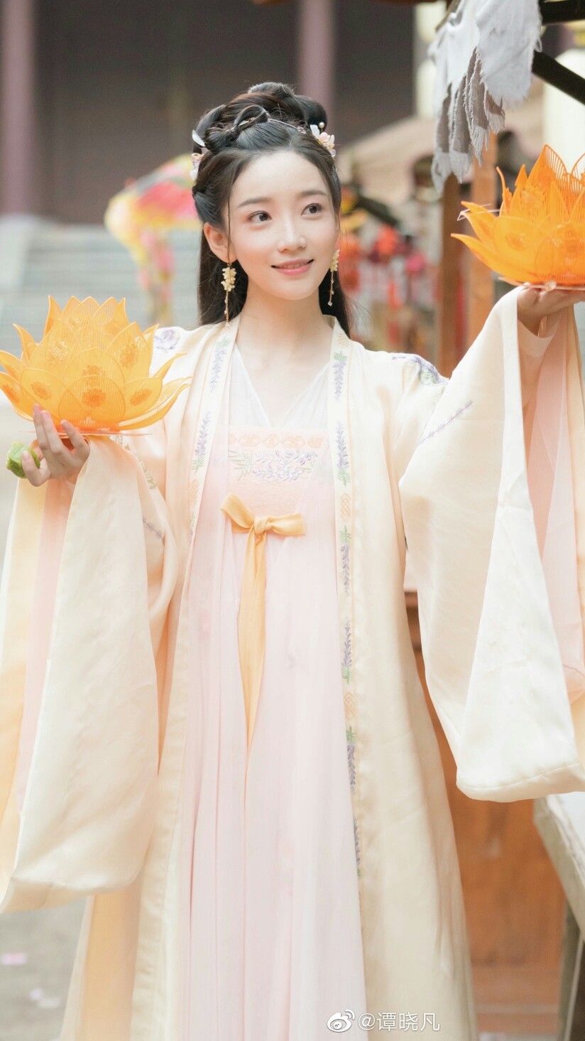 Reinventing Traditional Hanfu for Modern Summer Women:A Fashion Evolution Reinventing Traditional Hanfu for Modern Summer Women:A Fashion Evolution