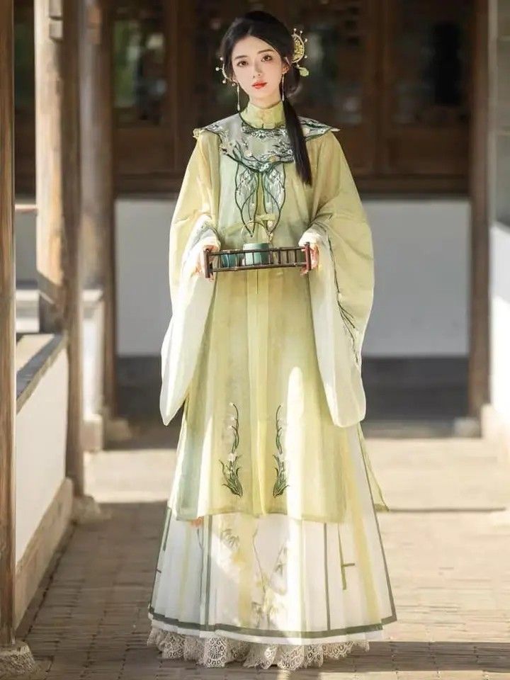 Wine Red Golden Silk Velvet Cheongsam:A Blend of Tradition and Elegance Wine Red Golden Silk Velvet Cheongsam:A Blend of Tradition and Elegance