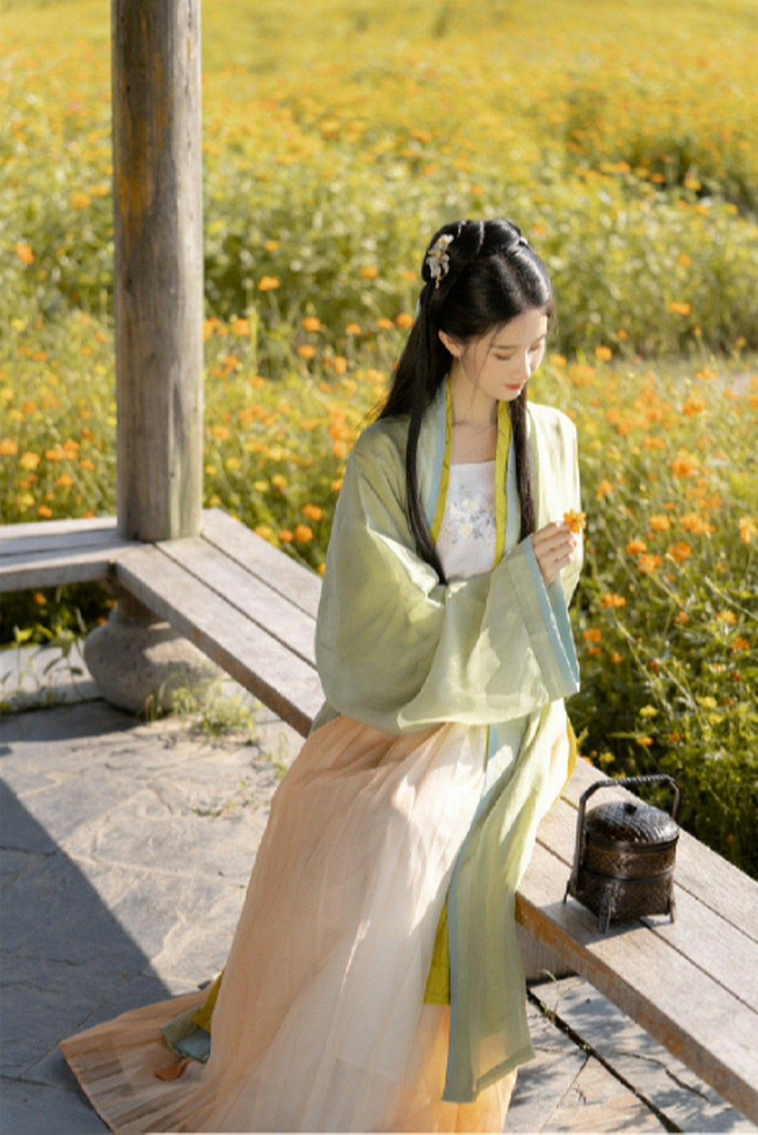 The Summer of Ming-Style Hanfu:The Long-Gown with the Overlapping Fronts
