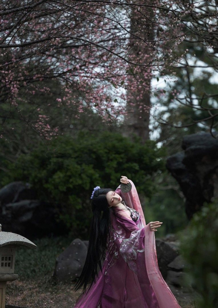 Koi锦鲤 in Hanfu汉服:Peach Blossom Sequence of Cultural Splendor Koi锦鲤 in Hanfu汉服:Peach Blossom Sequence of Cultural Splendor