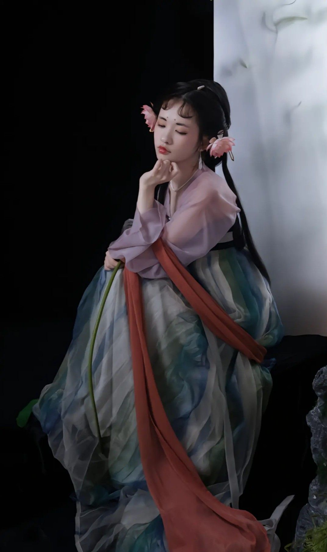 The Rise of Traditional Elegance:汉服女装与校园古装齐腰潮流 The Rise of Traditional Elegance:汉服女装与校园古装齐腰潮流