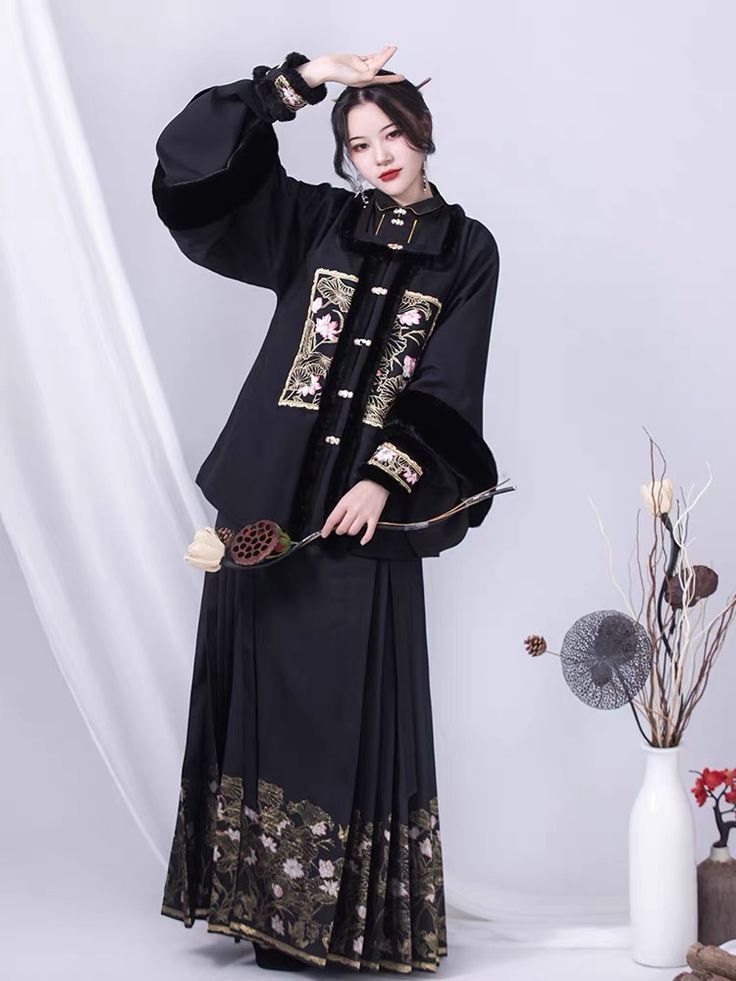 Exploring the Elegance of Modern Chinese Patterned Horseface Skirt
