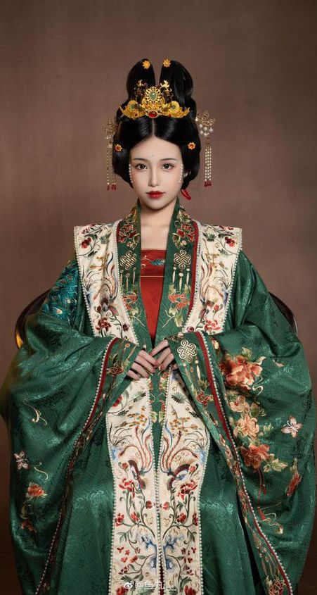 The Allure of Zhou Zishus Hanfu Fashion:A Closer Look into the Traditional Chinese Elegance The Allure of Zhou Zishus Hanfu Fashion:A Closer Look into the Traditional Chinese Elegance