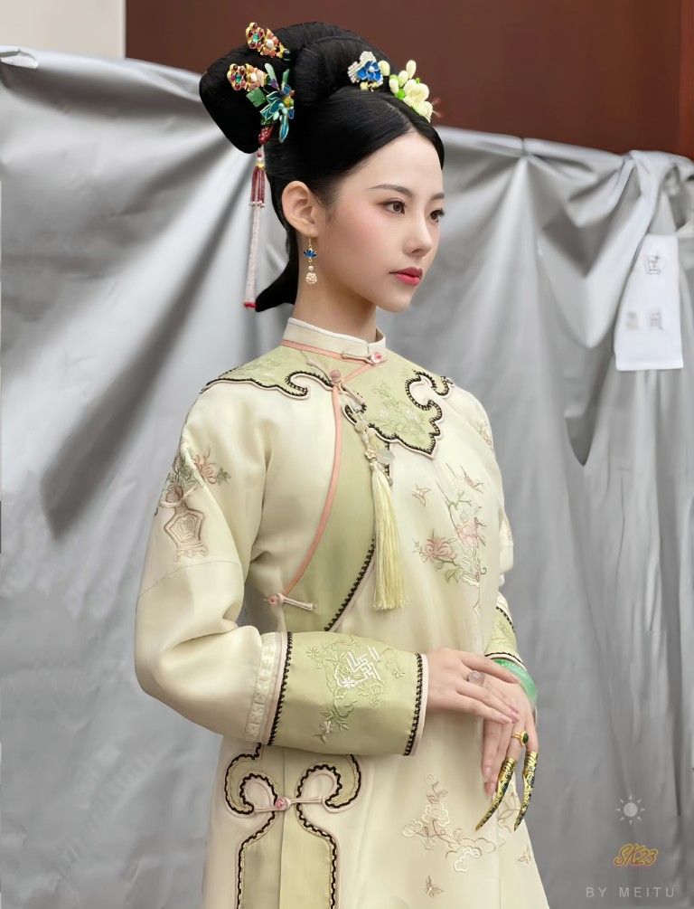 The Charm of Qipao and Merino Overcoat:A Blend of Traditional Elegance and Modern Comfort The Charm of Qipao and Merino Overcoat:A Blend of Traditional Elegance and Modern Comfort