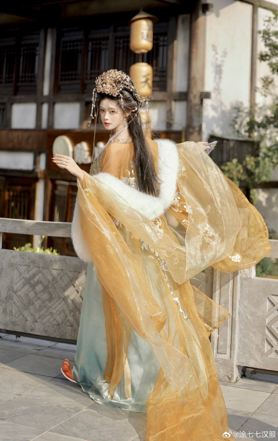 The Journey of a Primary School Girl into the World of Hanfu 汉服) The Journey of a Primary School Girl into the World of Hanfu 汉服)