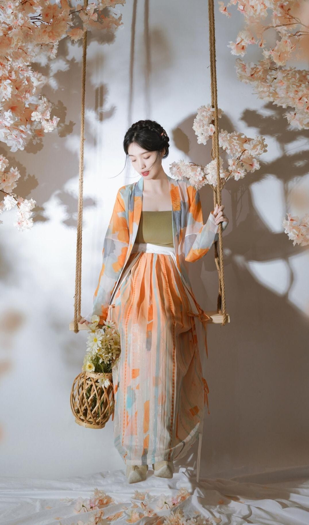 White Cheongsam of Su Yu:A Tale of Elegance and Tradition White Cheongsam of Su Yu:A Tale of Elegance and Tradition
