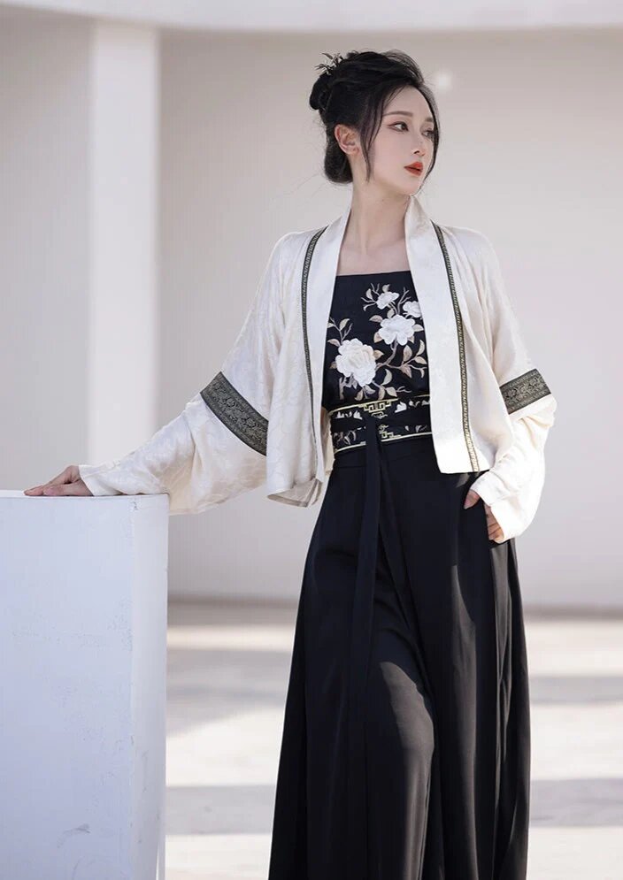 Embracing the Traditional Cheongsam:An Exploration of Plus-Size Redesign Embracing the Traditional Cheongsam:An Exploration of Plus-Size Redesign