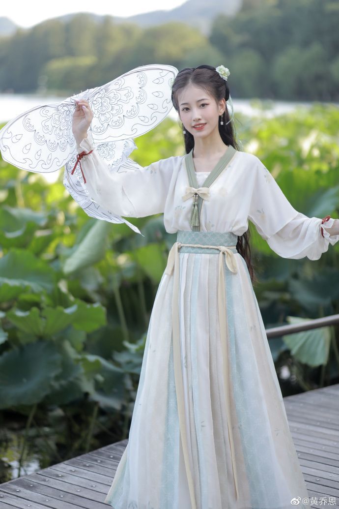 The Splendor of Hanfu in the Northern and Southern Dynasties:A Study of the Large Sleeves The Splendor of Hanfu in the Northern and Southern Dynasties:A Study of the Large Sleeves