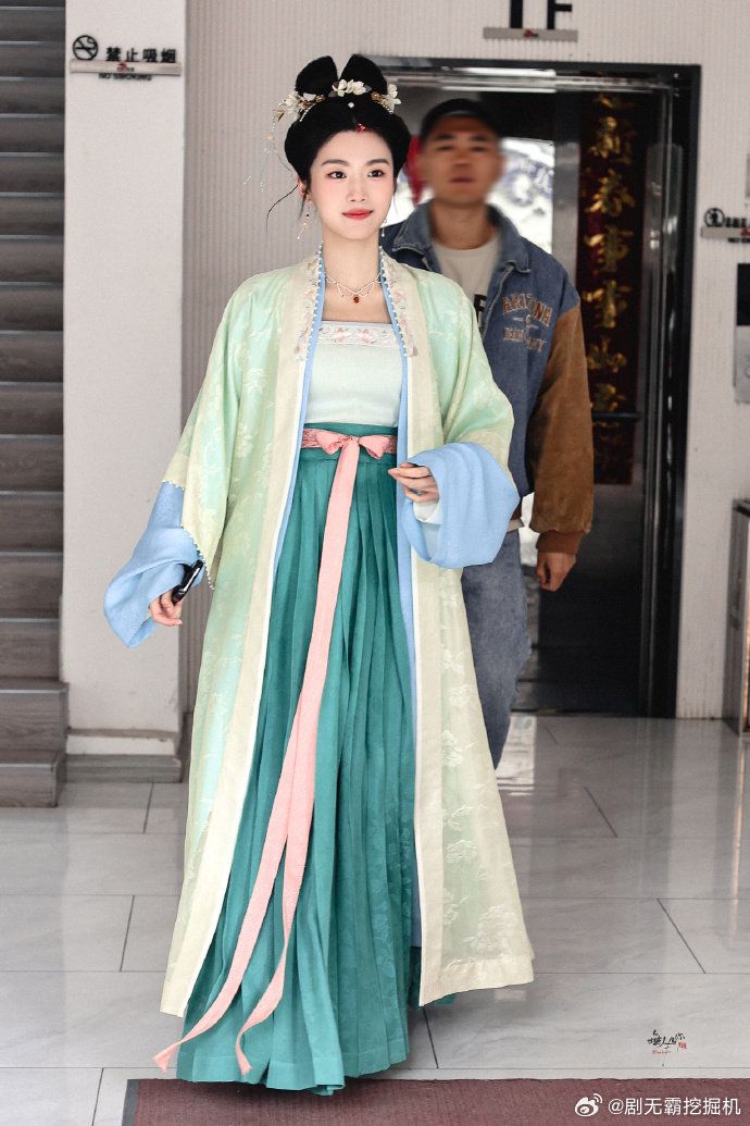 Winter Attire of a Song Dynasty Hanfu Girl in Song China Winter Attire of a Song Dynasty Hanfu Girl in Song China