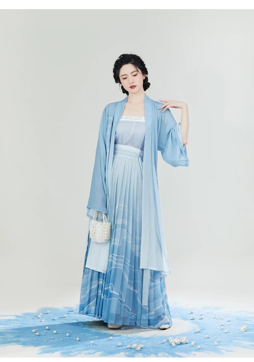 Embracing the Curves:A Plus-Size Sisters Journey in a Cheongsam with a Split Embracing the Curves:A Plus-Size Sisters Journey in a Cheongsam with a Split