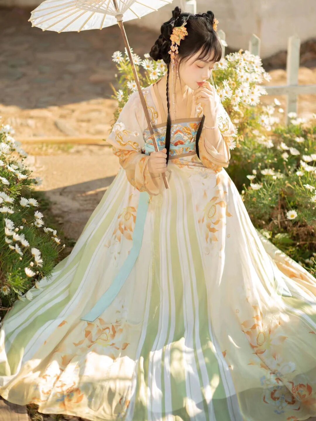 The Dominating Dame in Dark Hanfu Fashion The Dominating Dame in Dark Hanfu Fashion
