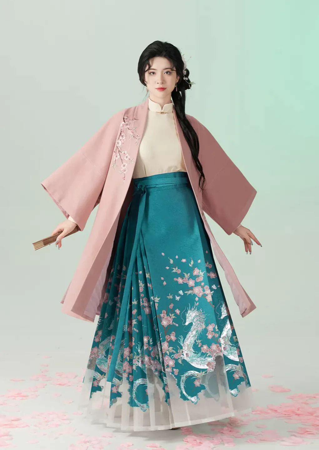 The Splendor of Hanfu:The Subtleties of the Yajin The Splendor of Hanfu:The Subtleties of the Yajin