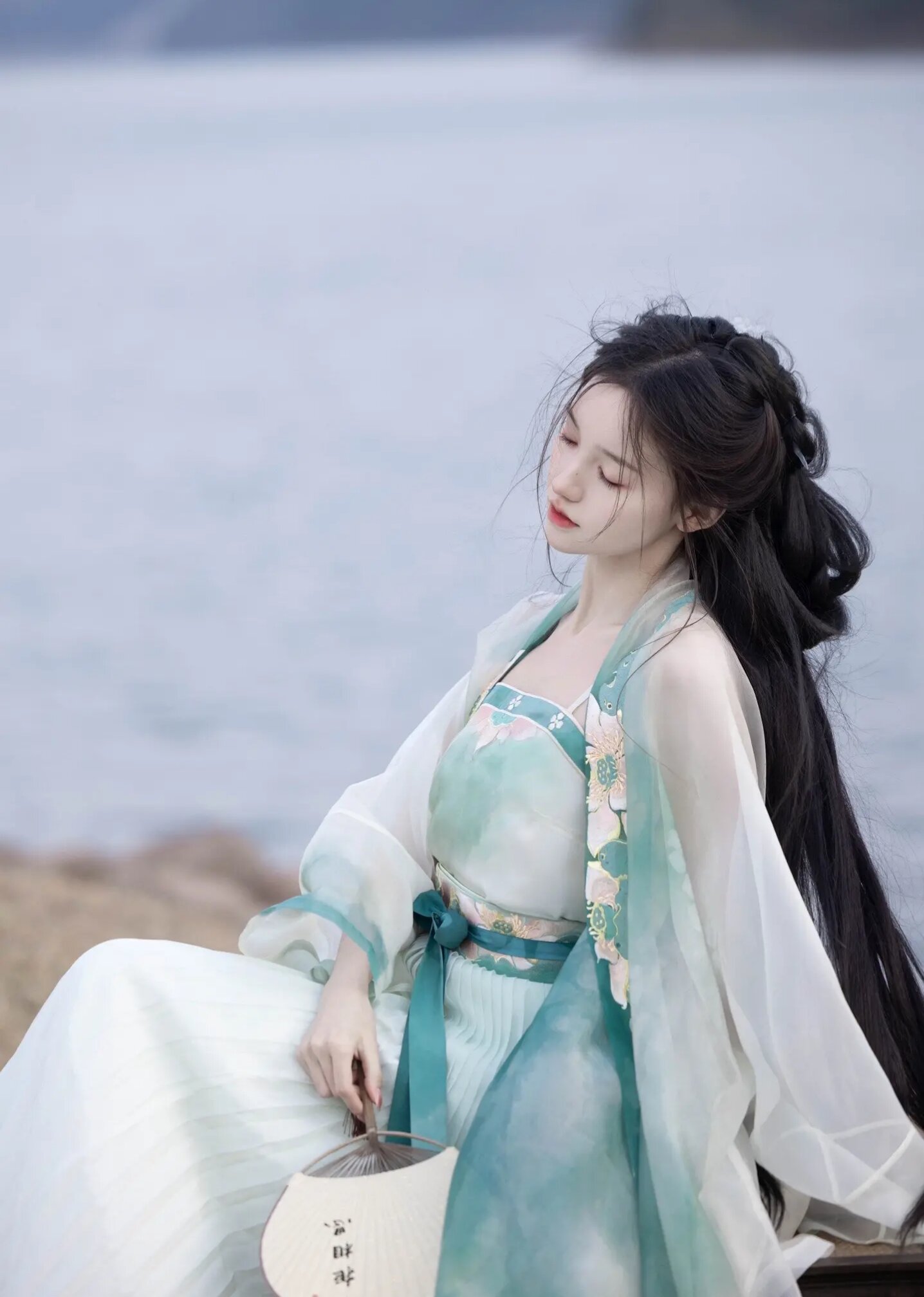 The Rise of Hanfu Fashion among Adult Women:Embracing Traditional Elegance The Rise of Hanfu Fashion among Adult Women:Embracing Traditional Elegance