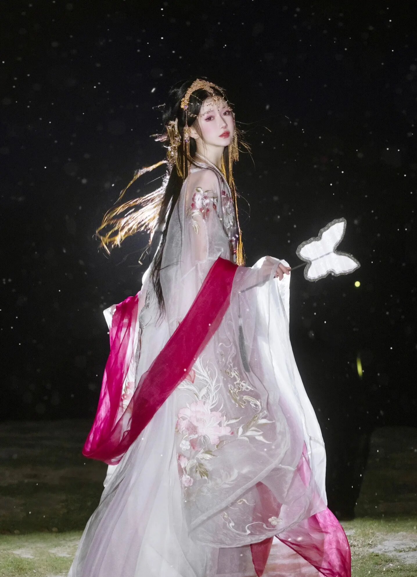 Exploring the Splendor of Xian Through Hanfu Photo Shoot Exploring the Splendor of Xian Through Hanfu Photo Shoot