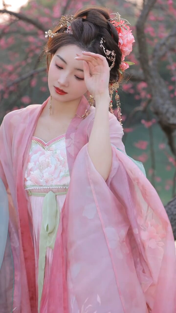Elegant Cheongsam:A Blend of Tradition and Modernism in Autumn and Winter Fashion Elegant Cheongsam:A Blend of Tradition and Modernism in Autumn and Winter Fashion