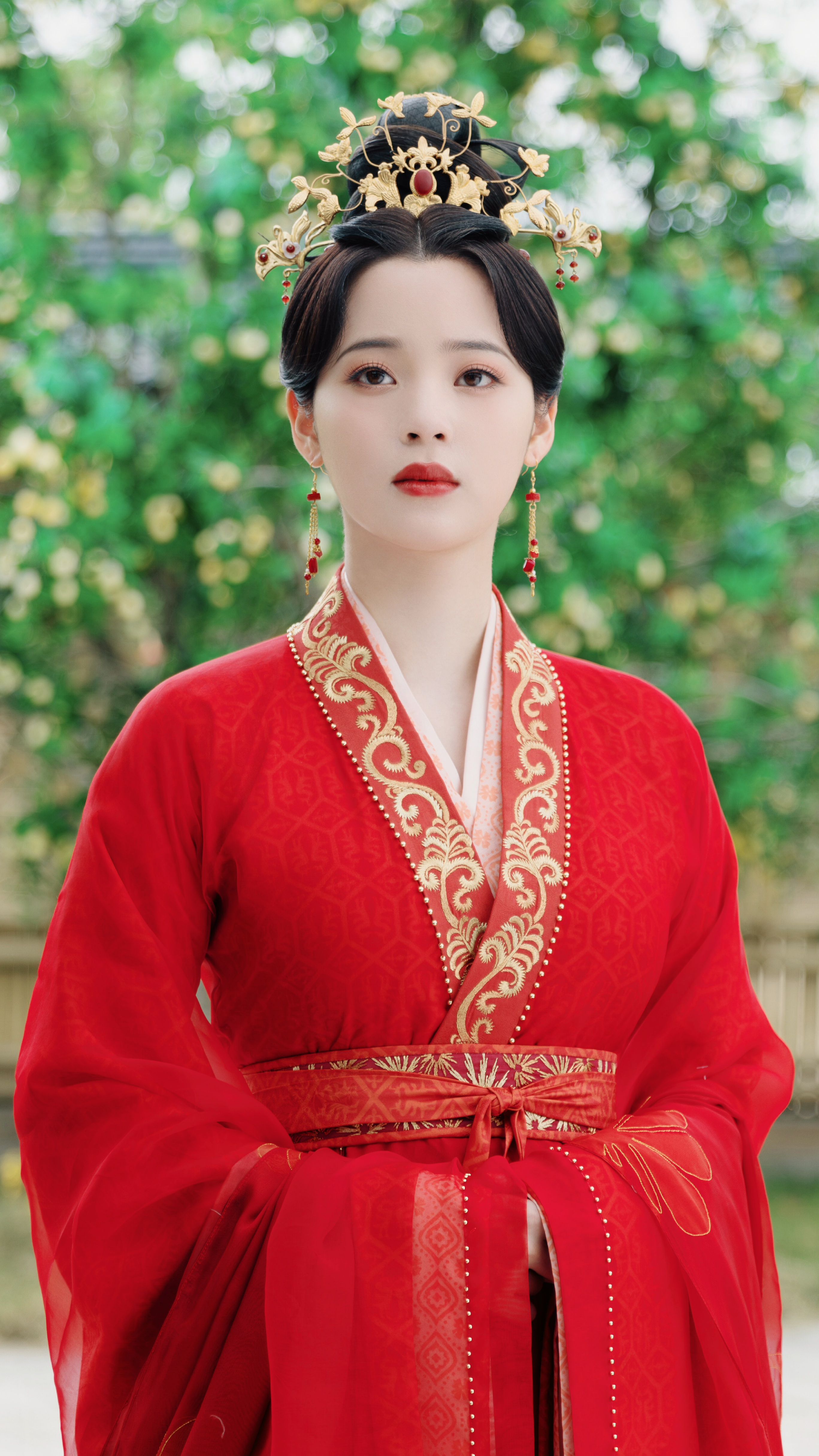 The Noble Elegance of Cheongsam and Fan Dance The Noble Elegance of Cheongsam and Fan Dance