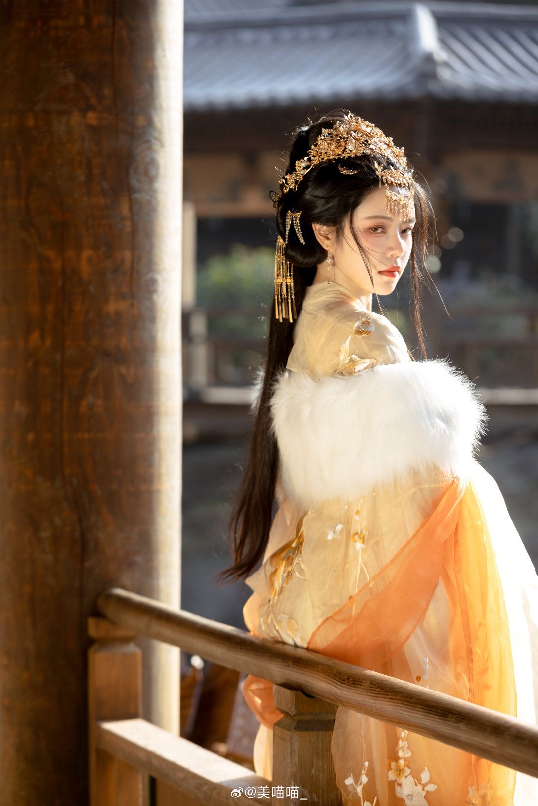 Qingyi Huachangs Original Hanfu Costumes in a Wooden Box Qingyi Huachangs Original Hanfu Costumes in a Wooden Box