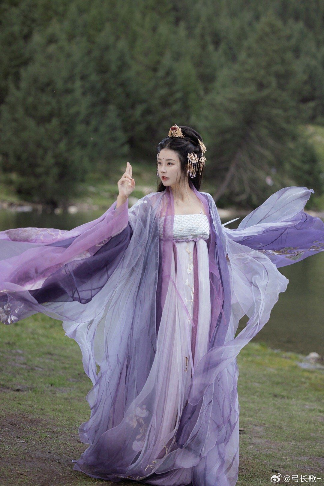 Maternal and Child Harmony in Traditional Chinese Beauty:The Enchanting Fairy-like Style of Hanfu Maternal and Child Harmony in Traditional Chinese Beauty:The Enchanting Fairy-like Style of Hanfu