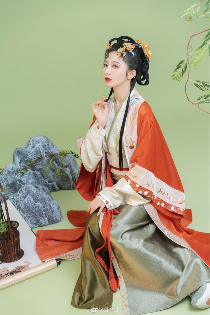 The Revival of Hanfu Shoes in High School Students Fashion The Revival of Hanfu Shoes in High School Students Fashion