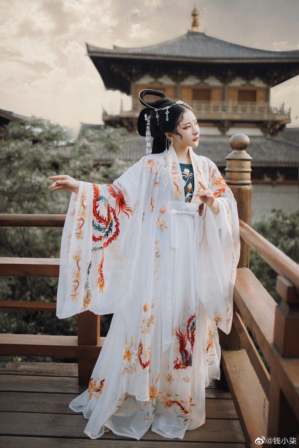 Plus-Size Fashionistas Embracing the Cheongsam:A Journey into the World of Curvier Figures in Qipao Plus-Size Fashionistas Embracing the Cheongsam:A Journey into the World of Curvier Figures in Qipao