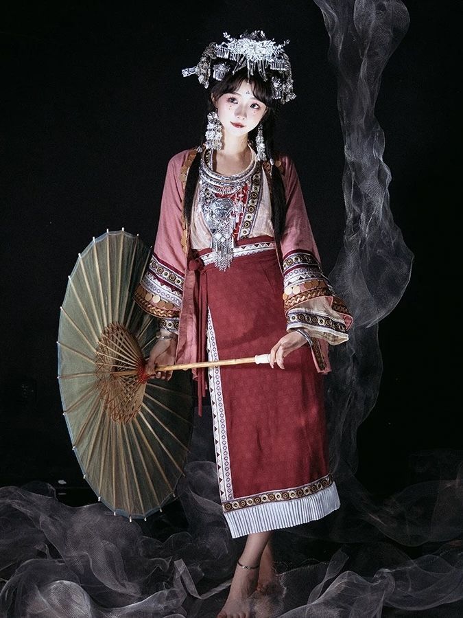 Red Horseface Skirt as a Toast-Wearing Ceremonial:A Blend of Tradition and Elegance Red Horseface Skirt as a Toast-Wearing Ceremonial:A Blend of Tradition and Elegance