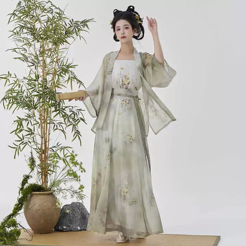 Winter and Autumn Fashion Trends for Little Girls in Traditional Hanfu Costumes Winter and Autumn Fashion Trends for Little Girls in Traditional Hanfu Costumes