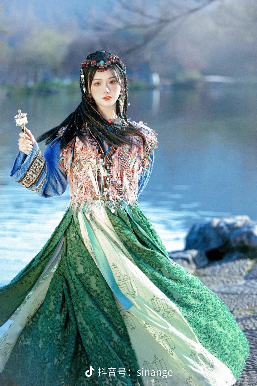 Life in the Float:The Journey of Hanfu Fashion Life in the Float:The Journey of Hanfu Fashion
