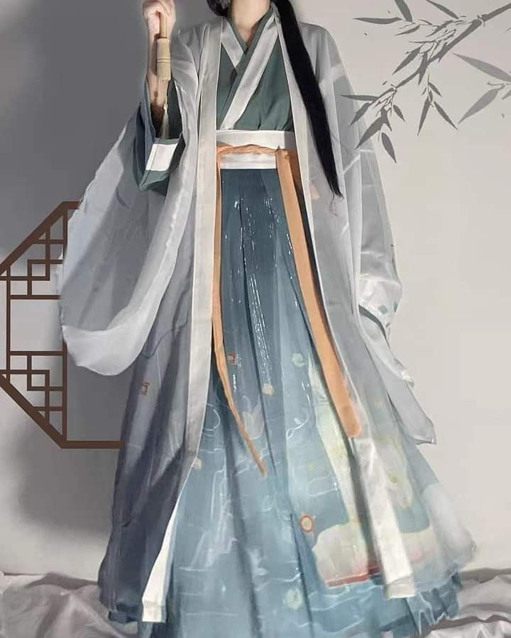 The Elegance of Cheongsams Open-Forked Petticoats:A Closer Look into Traditional Chinese Clothing The Elegance of Cheongsams Open-Forked Petticoats:A Closer Look into Traditional Chinese Clothing
