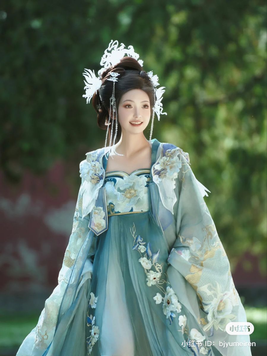 Classic Mid-Length Silk Qipao:A Blend of Elegance and Comfort